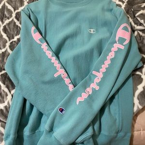 Size M Women’s Champion Crew Sweatshirt